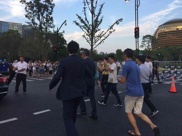 現場實拍(pāi):王石閃現B20開幕式 精神很好始終微笑(xiào)
